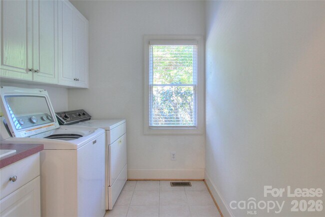 Building Photo - 1217 Weddington Hills Dr