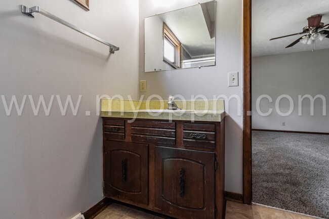 Building Photo - Beautiful 3 Bedroom / 2.5 Bath | 120th and...