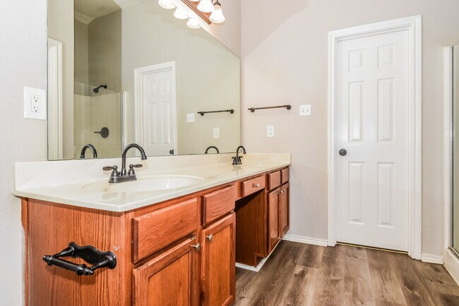 Building Photo - 1112 Hampton Dr