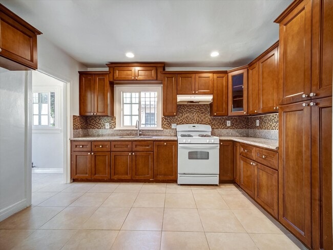 Building Photo - 243 N Berendo St