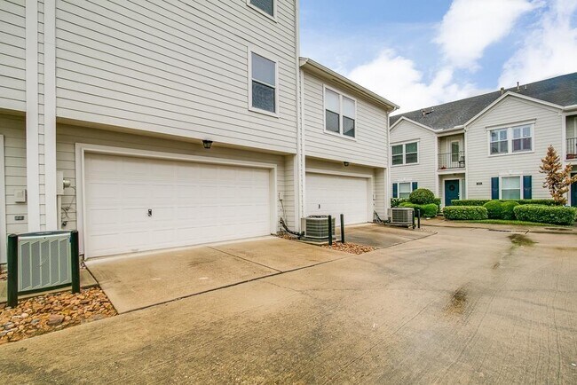 Building Photo - 914 W Heights Hollow Ln