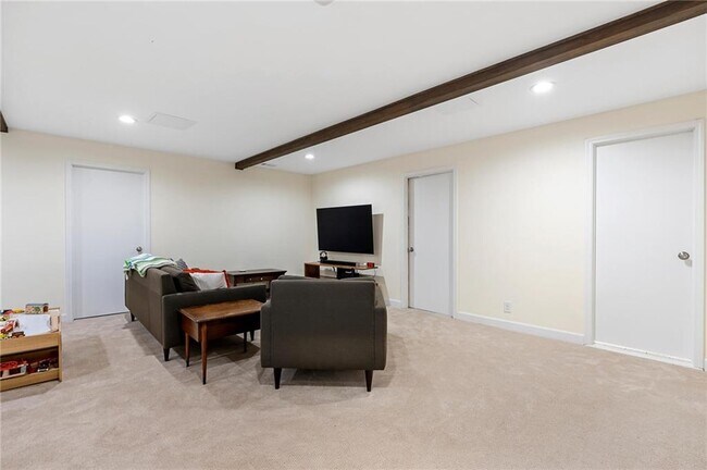 Building Photo - 486 Lakeshore Dr NE