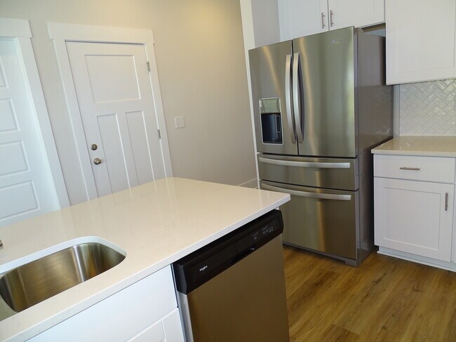 Building Photo - 146 Bromes Wy