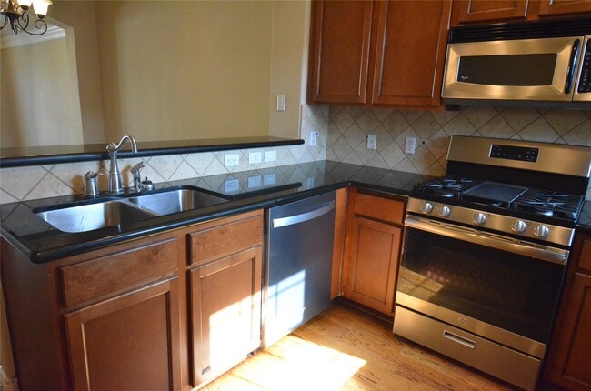 Building Photo - 9006 Harbor Hills Dr