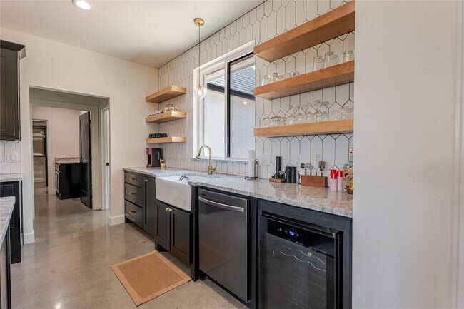 Building Photo - 405 Oak Tree Dr
