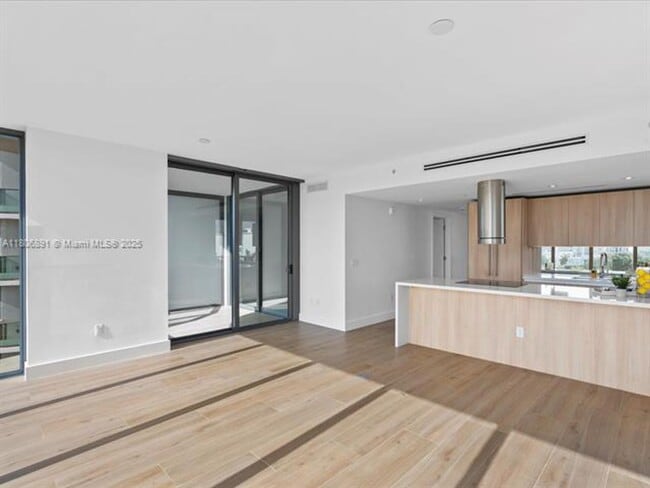Building Photo - 9901 W Bay Harbor Dr