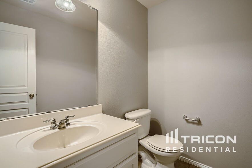 Building Photo - 305 Hidden Lake Ct