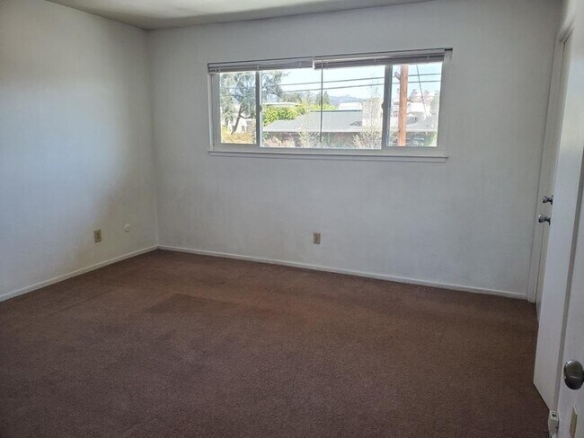Building Photo - 1145 Oak Ave