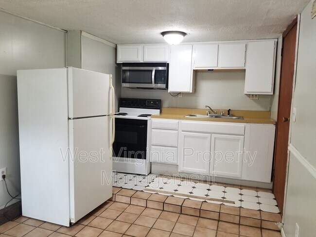 Building Photo - 606 21st St W