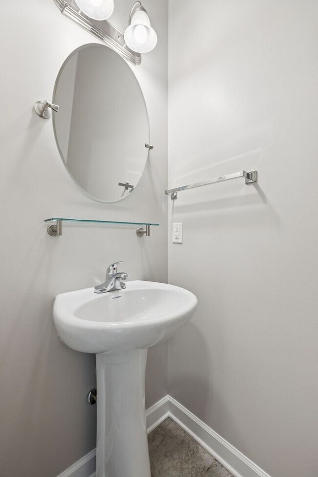 Building Photo - Welcome home to this beautifully maintaine...