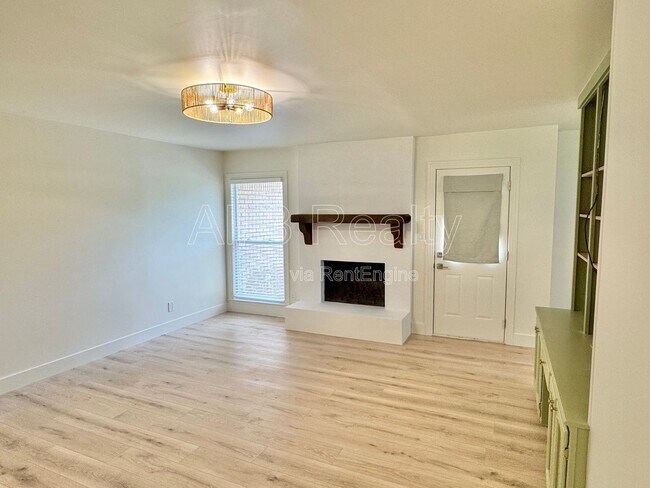 Building Photo - 3224 Little John Dr