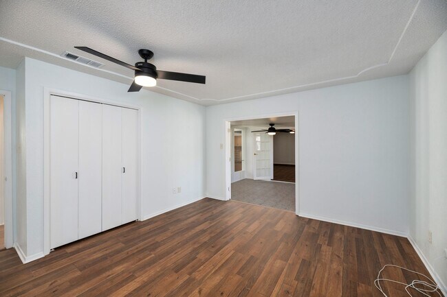 Building Photo - AVAILABLE NOW! BEAUTIFUL 3 BEDROOM HOME LO...