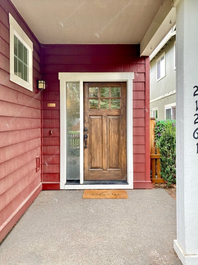 Building Photo - 3BR - 2.5 BA Charming Greenway Home in Lar...
