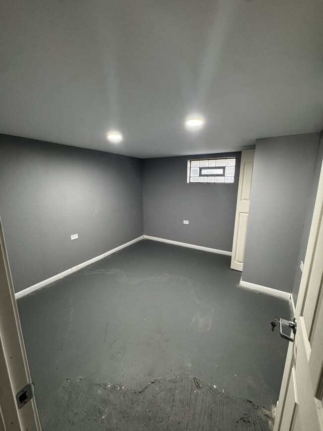 Building Photo - 9556 S Forest Ave