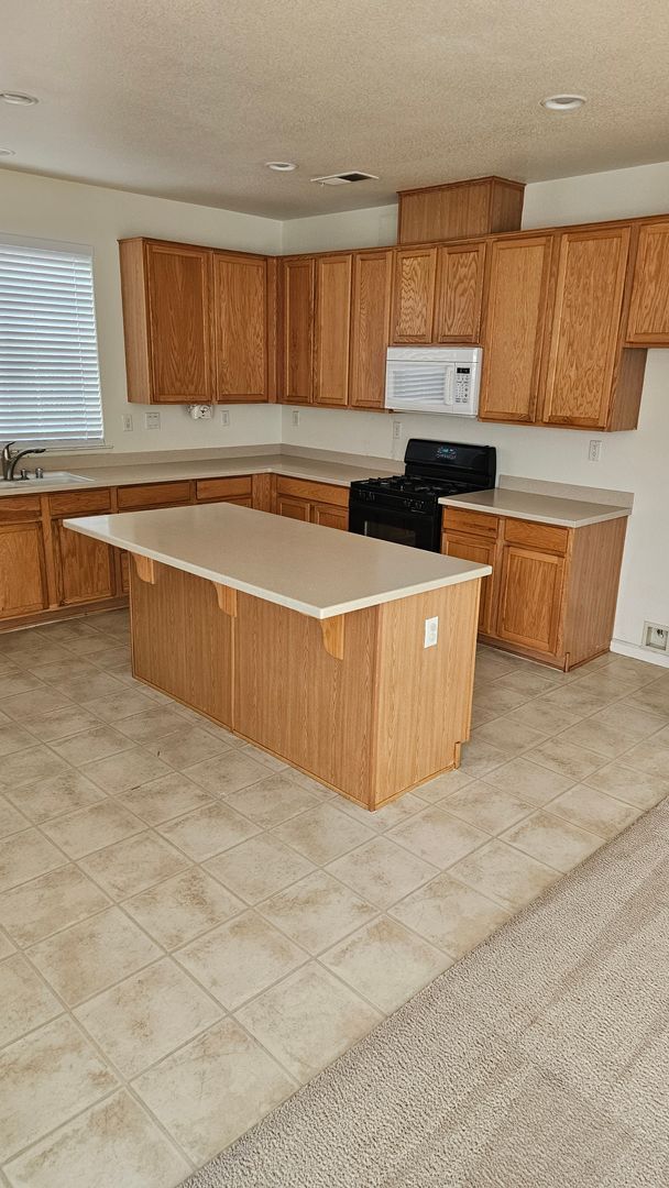 Building Photo - Large Six bedroom home for rent.