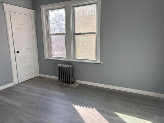 Building Photo - 22 Chelsea Ave