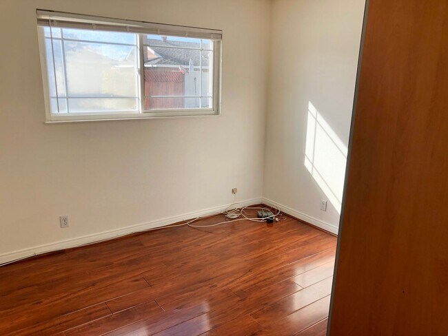 Building Photo - Amazing Single Family Home Located in desirable Huntington Beach!