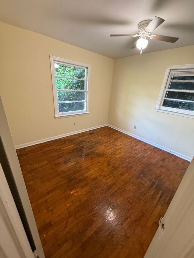 Building Photo - 3 Bedrooms, 1 Bathroom - House in West Rome!