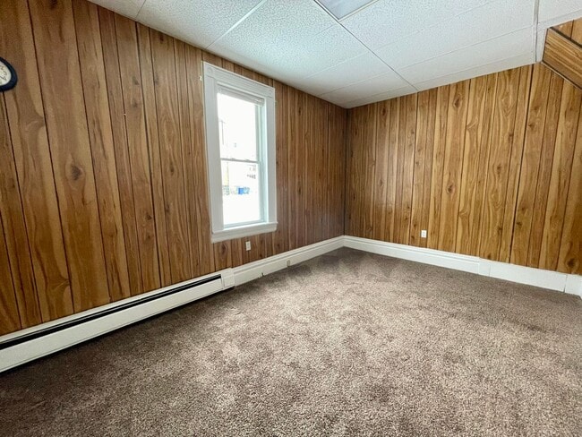 Building Photo - Coraopolis - 2 Bed 2 Bath - Immaculately M...