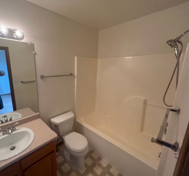 Building Photo - 764 E Clarion Dr