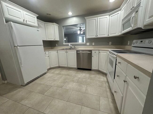 Building Photo - 2-Bedroom Townhome with Central AC and Covered Parking