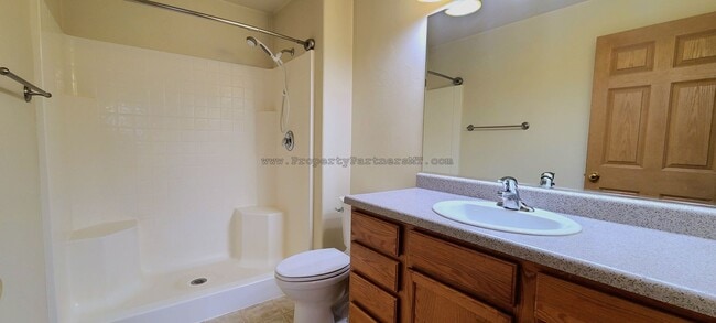 Building Photo - 3Bed 2Bath Apartment with Garage!