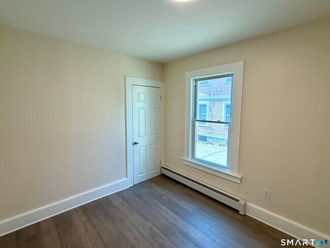 Building Photo - 690 Main St