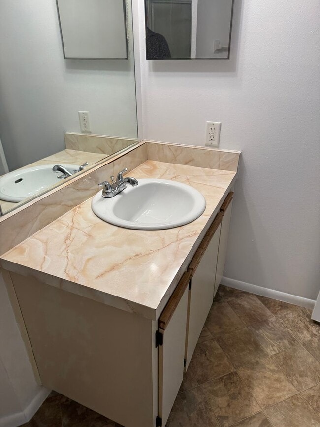 Building Photo - Centrally located condo in great community