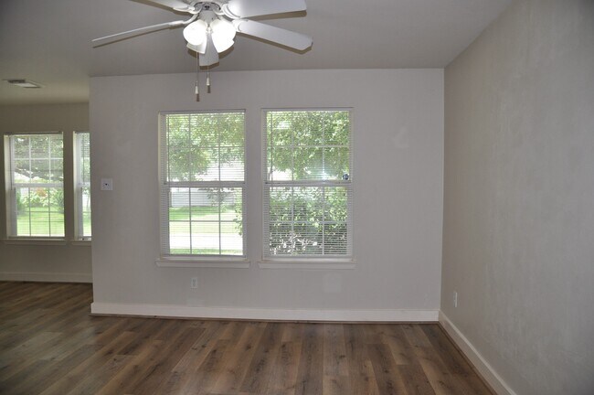 Building Photo - 20734 Settlers Lake Cir N