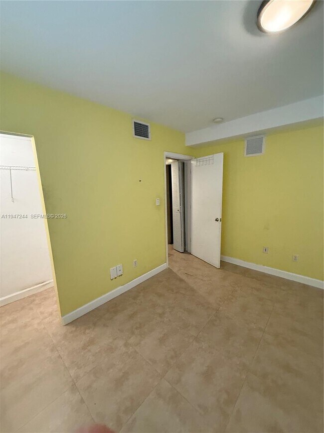 Building Photo - 1050 7th St