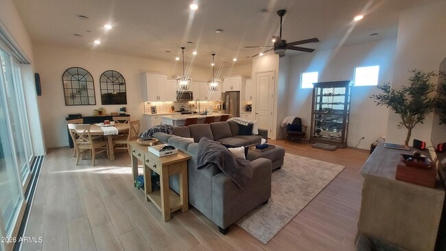 Building Photo - 290 E Markwood Dr