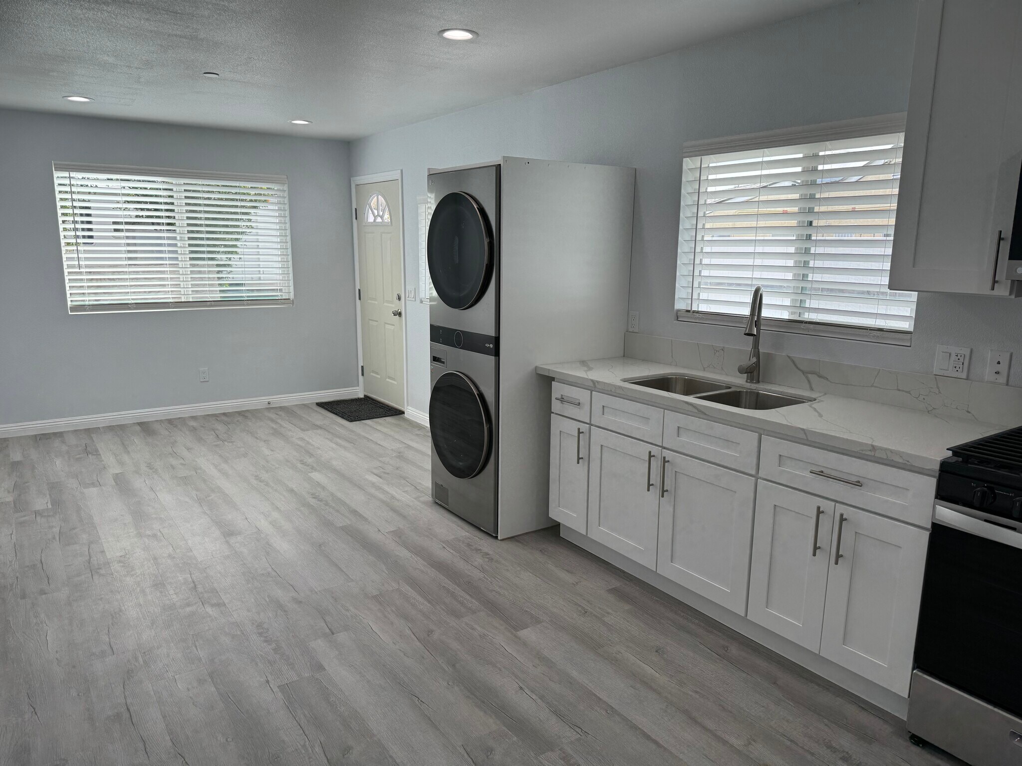 Looking towards living space - 1363 Hudspeth St