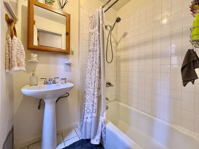 Building Photo - 707 Adams St