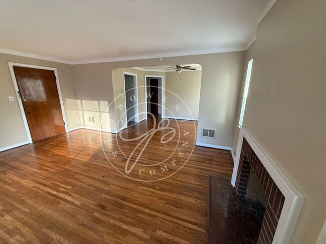 Building Photo - 2 bed duplex ready for you to call home! W...