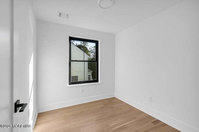 Building Photo - 514 River Rd