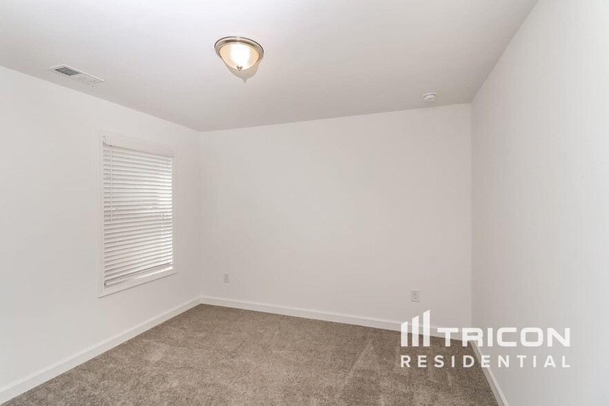 Building Photo - 123 E Rdg Wy