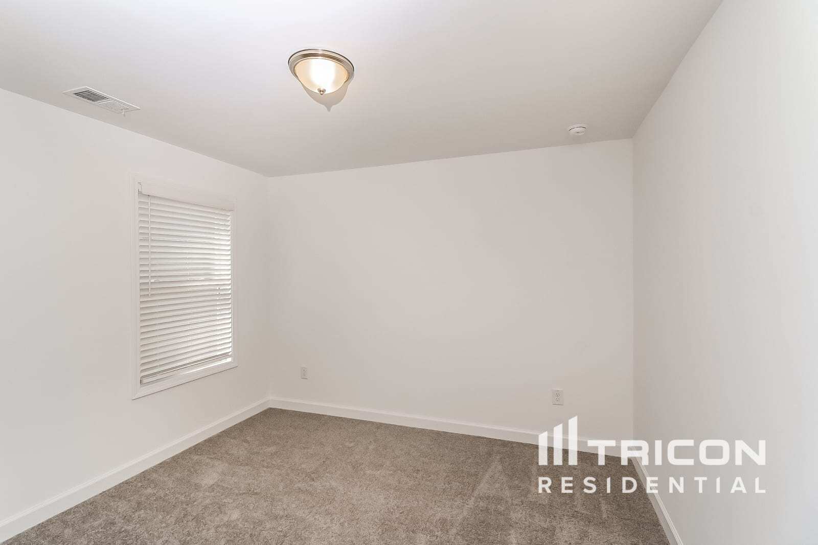 Building Photo - 165 E Rdg Wy