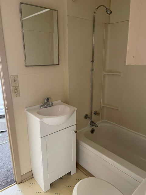 BATH - 124 N 38th Ave