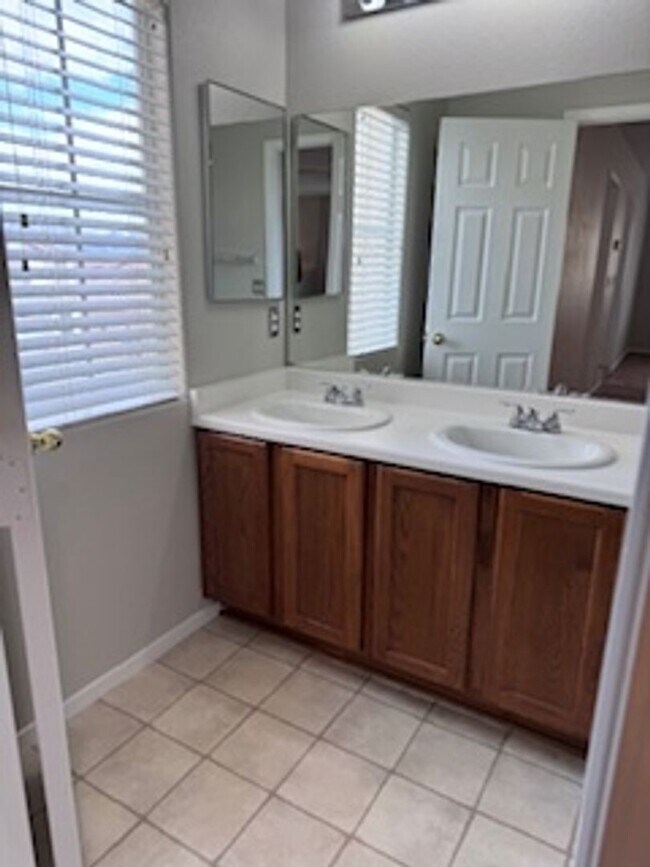 Building Photo - 3Bed/2.5Bath/2Car Residence located in North Las Vegas gated community!
