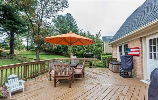 Building Photo - Gorgeous 4 BR/2.5 BA Home on a Beautiful T...