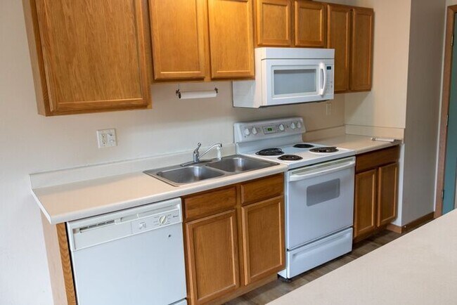 Building Photo - $1,550 | 2 Bedroom, 2.5 Bathroom Multi Floor Town Home | Pet Friendly* | Available for Immediate ...