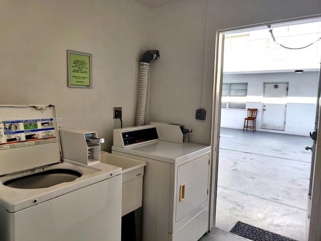 Building Photo - 2826 Van Buren St