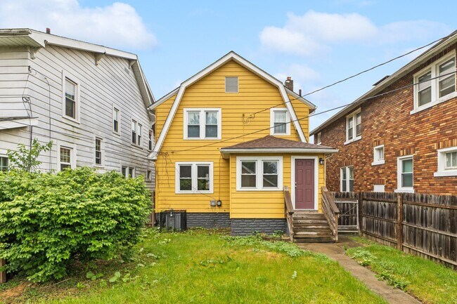 Building Photo - Charming 3-Bed Dutch Colonial with Modern Updates & Massive Yard – Minutes from German Village!