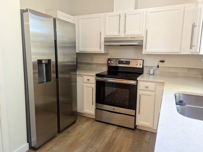 Building Photo - Beautiful Beaverton Townhouse Available Now!