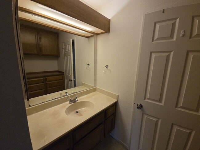 Building Photo - Cozy, Quiet Condo