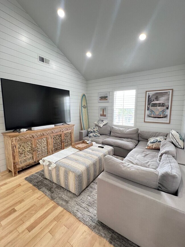 Building Photo - Beautifully Furnished Home in Huntington Beach