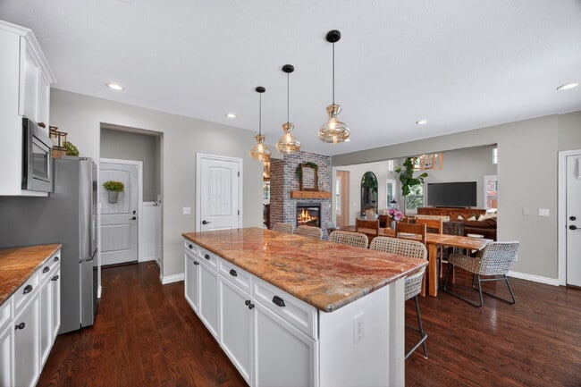 Building Photo - "Spacious 5-Bedroom Retreat on South Quantock Way - Perfectly Designed for Comfort and Style!"  A...