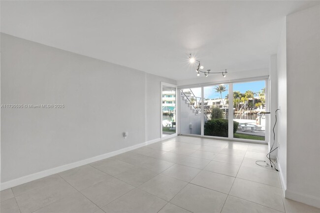 Building Photo - 180 Isle of Venice Dr