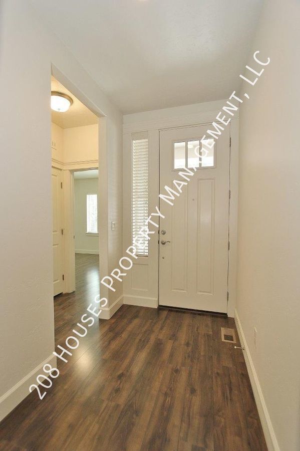 Building Photo - Immaculate Single-Level Home
