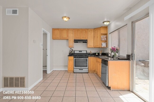 Building Photo - Walnut 3 Bedroom Townhouse